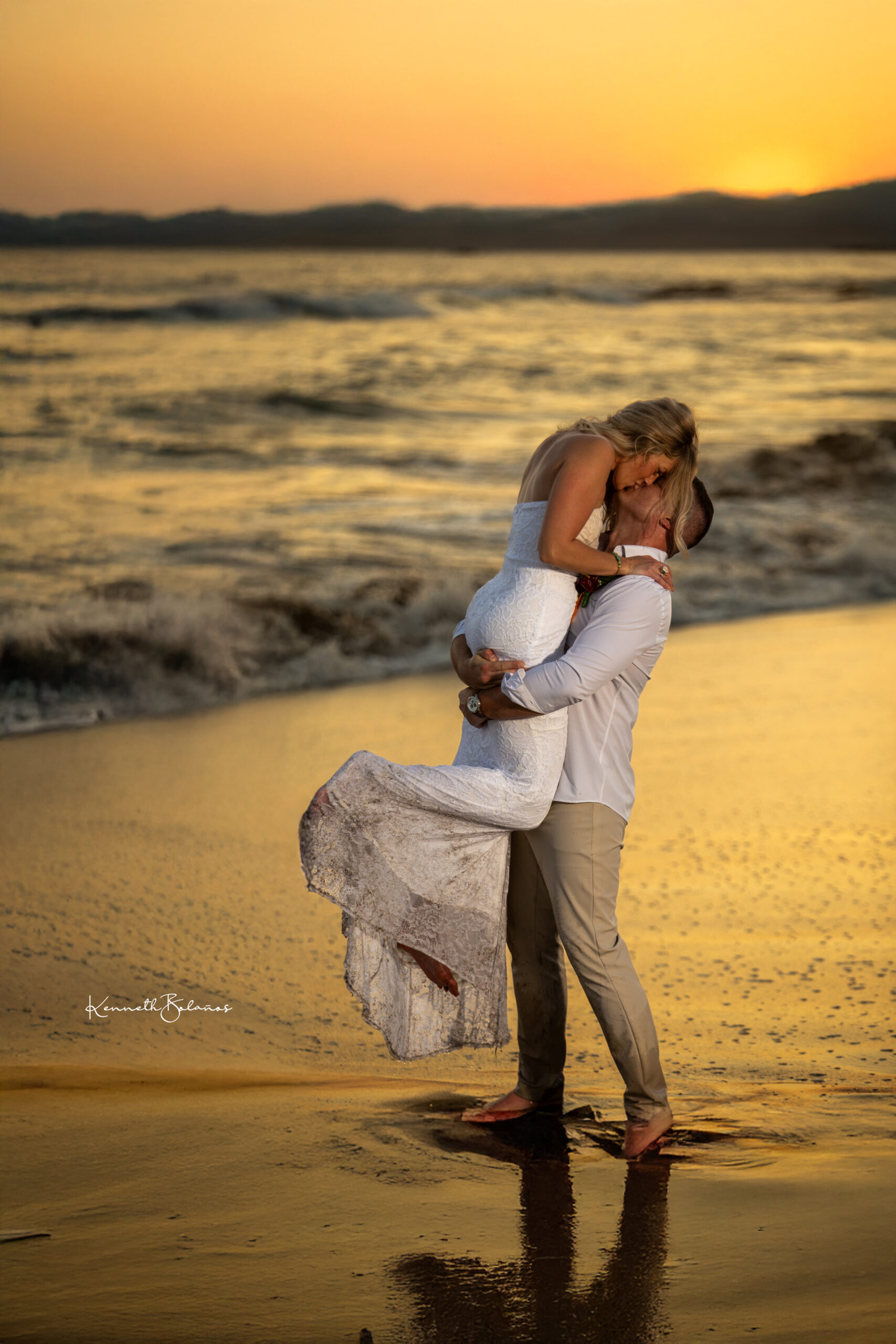 aIMG_6657 copia pareja recien casada jugando en la playa, boda playa costa rica puntarenas